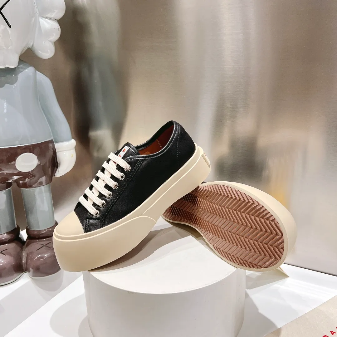 👟👟Ex-factory price 480👟👟 (exclusive top quality) Marni|Mary Jane big head doll shoes‼ ️Upgraded outsole, consistent lasting process with the original version, upgraded to the latest official original packaging‼ ️ Mani’s incomparable and versatile white shoes! I'm tired of the regular white shoes, so I bought a pair of different style thick-soled big-toe shoes. Paris International Fashion Week catwalk model, purchase-level version, all Internet celebrities wear it, Song Zuer, Zhao Lusi, Huo🔥 Show... [4.5cm increased sole] Not bulky, light and soft, comfortable on the feet! It feels very good on your feet and doesn't scratch your feet at all! Extremely comfortable! Daily travel! Wear whatever you like regardless of the occasion, no fear of any dress code, no pressure to dress! ✔Upper: imported cowhide fabric ✔Lining: lambskin lining ✔Outsole: exclusive original molded 1:1 rubber ➕T👟👟factory price U outsole! Floating beige is not completely white. Difference between market currencies We are different‼ ️ ✔𝐒𝐢𝐳𝐞: 35-40